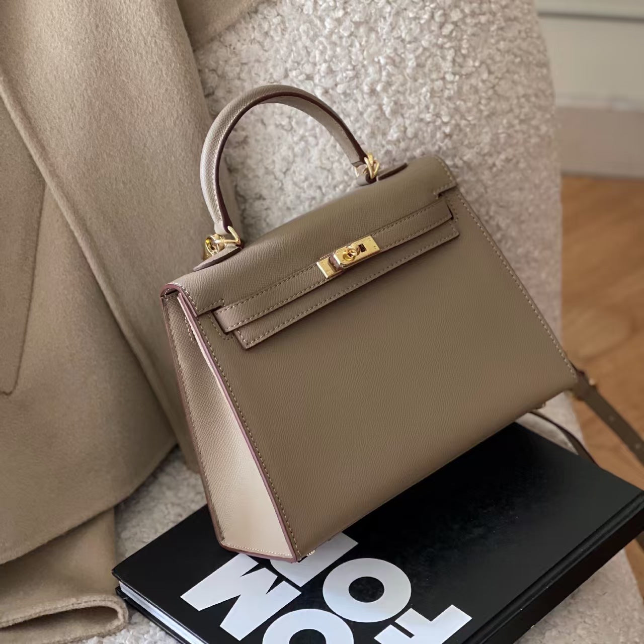 Kelly” Women's Handbag in Genuine Leather.  Medium size: length 25cm/width 10cm/height